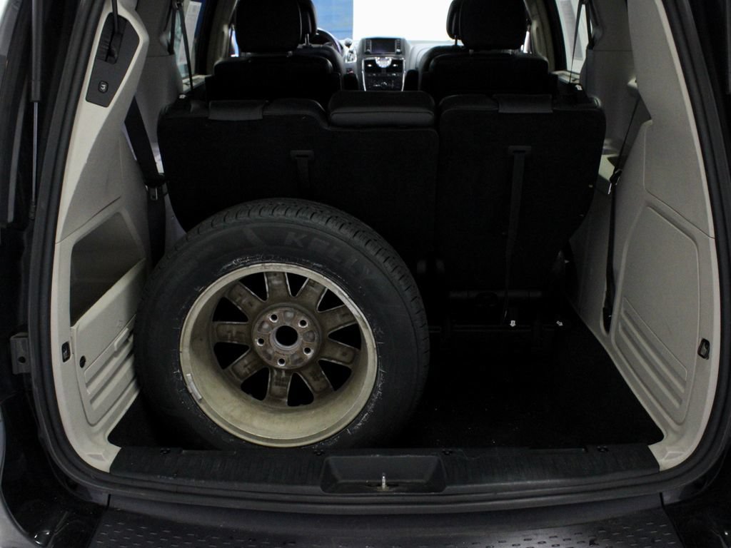 Used 2016 Chrysler Town & Country Touring FWD image 13