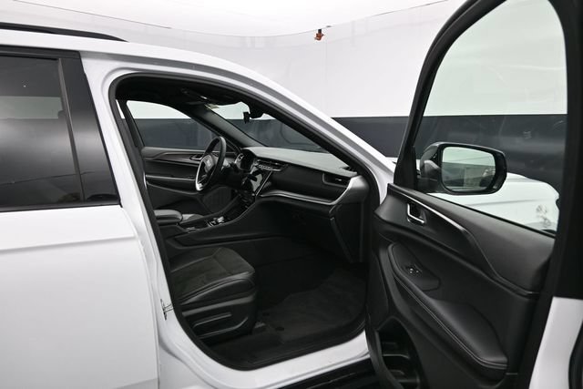 Used 2025 Jeep Grand Cherokee Altitude AWD/4WD image 32