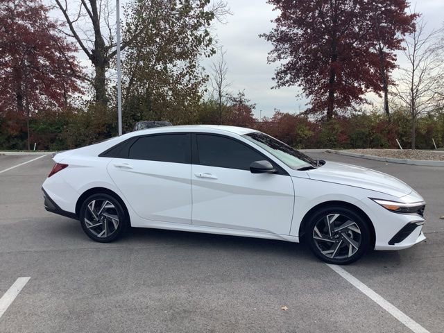 Used 2025 Hyundai Elantra SEL w/ Cargo Package FWD image 5