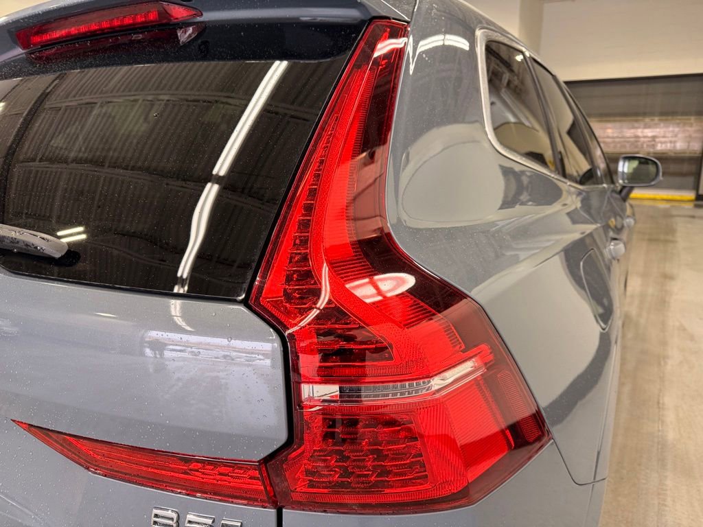 Used 2023 Volvo XC60 B5 Plus image 5