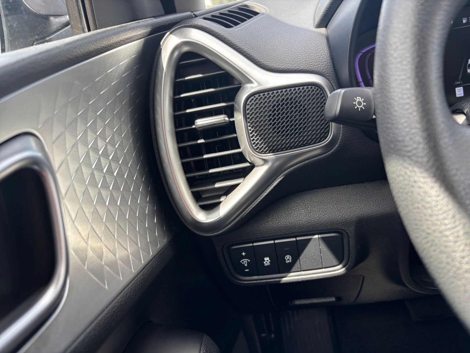 Used 2025 Kia Soul LX w/ LX Technology Package FWD image 27