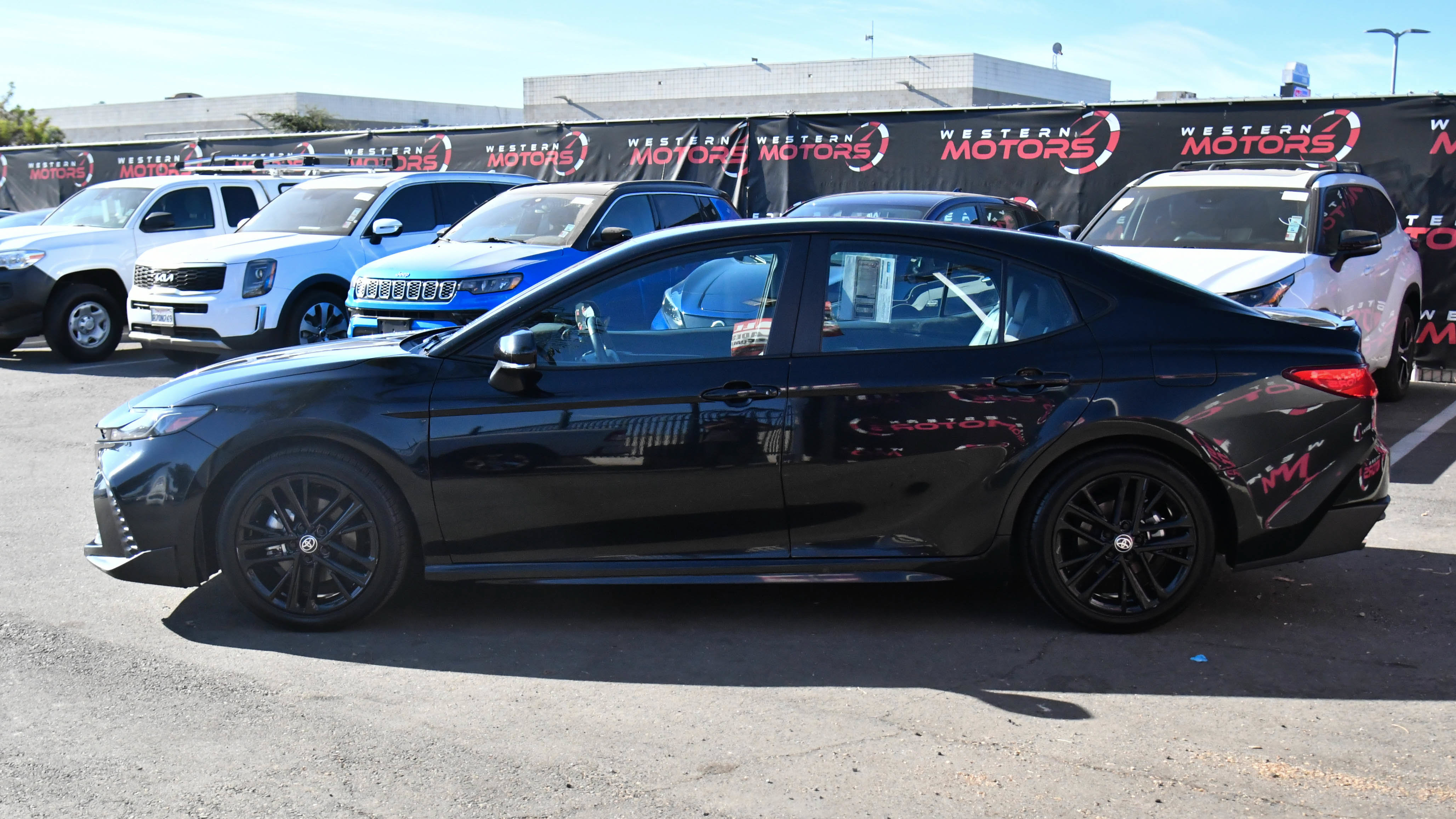 Used 2025 Toyota Camry SE FWD image 4