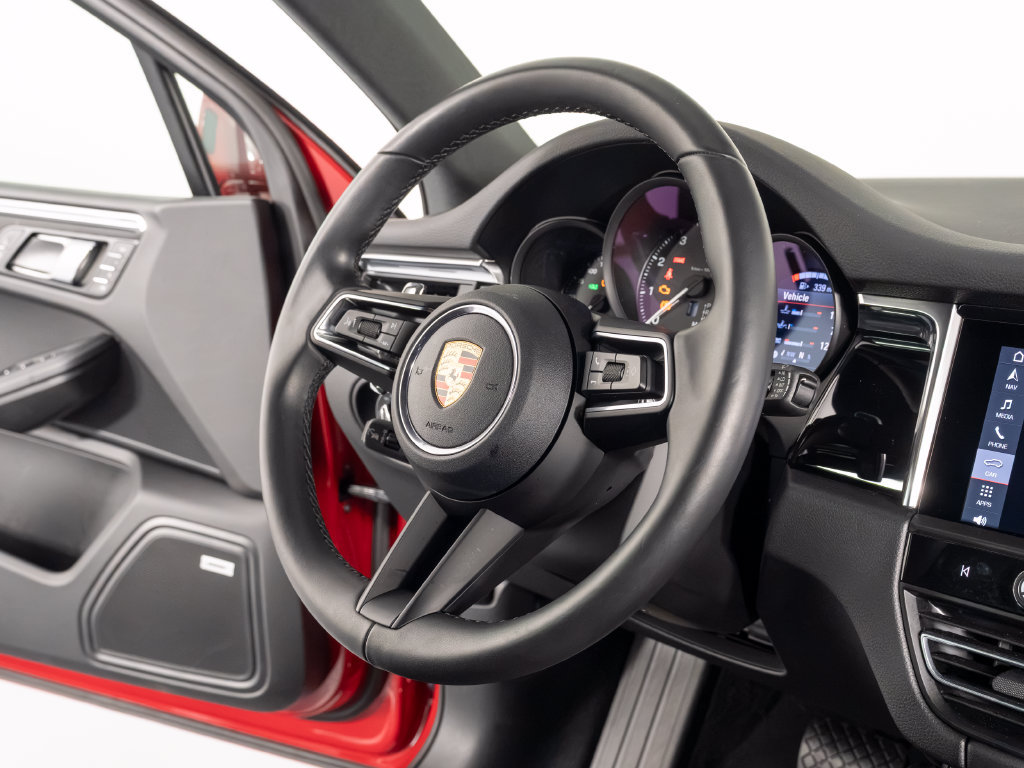 Certified 2026 Porsche Macan AWD/4WD image 35