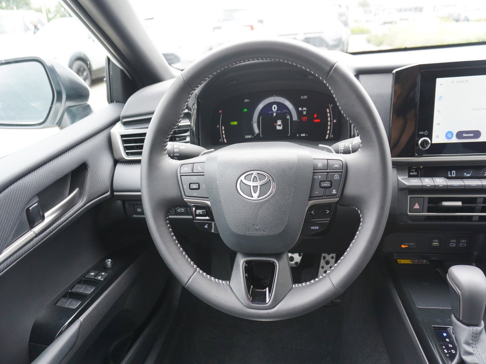 Used 2025 Toyota Camry SE FWD image 13