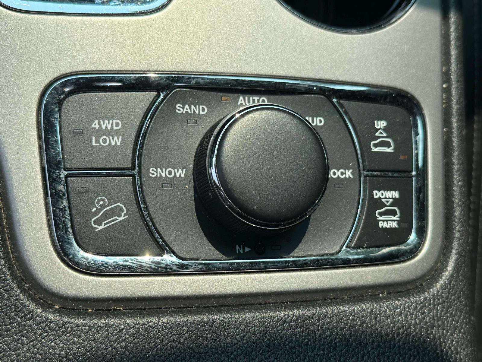 Used 2019 Jeep Grand Cherokee Overland AWD/4WD image 27
