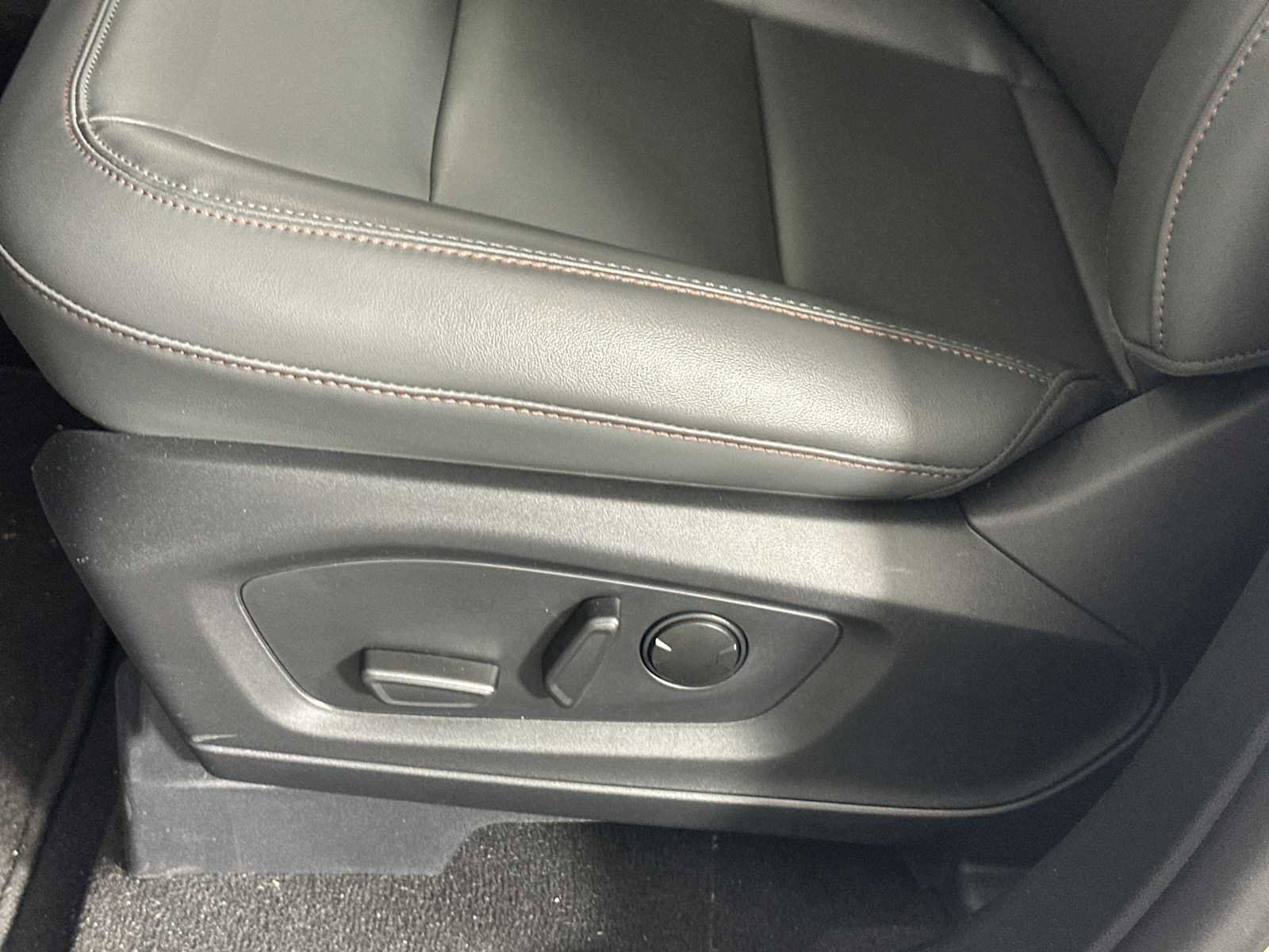 Used 2025 Ford Explorer Active w/ Active Comfort Package AWD/4WD image 8