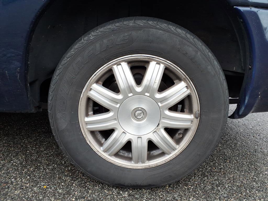 Used 2005 Chrysler Town & Country Touring w/ Leather Interior Group image 7