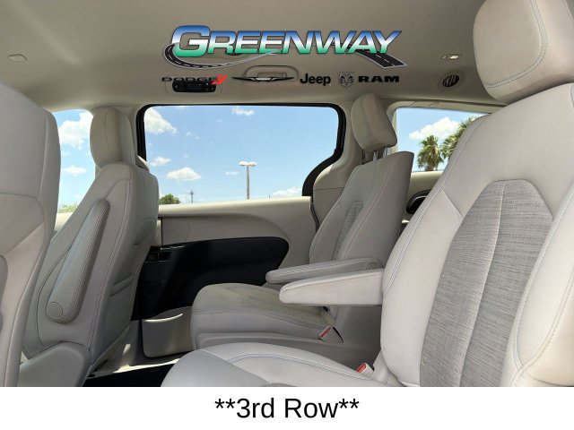 Used 2017 Chrysler Pacifica Touring Plus FWD image 17