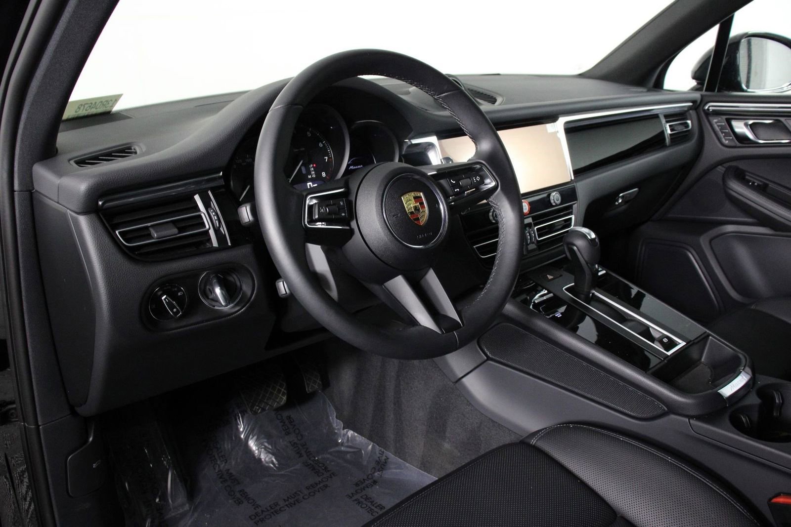 Certified 2025 Porsche Macan image 4