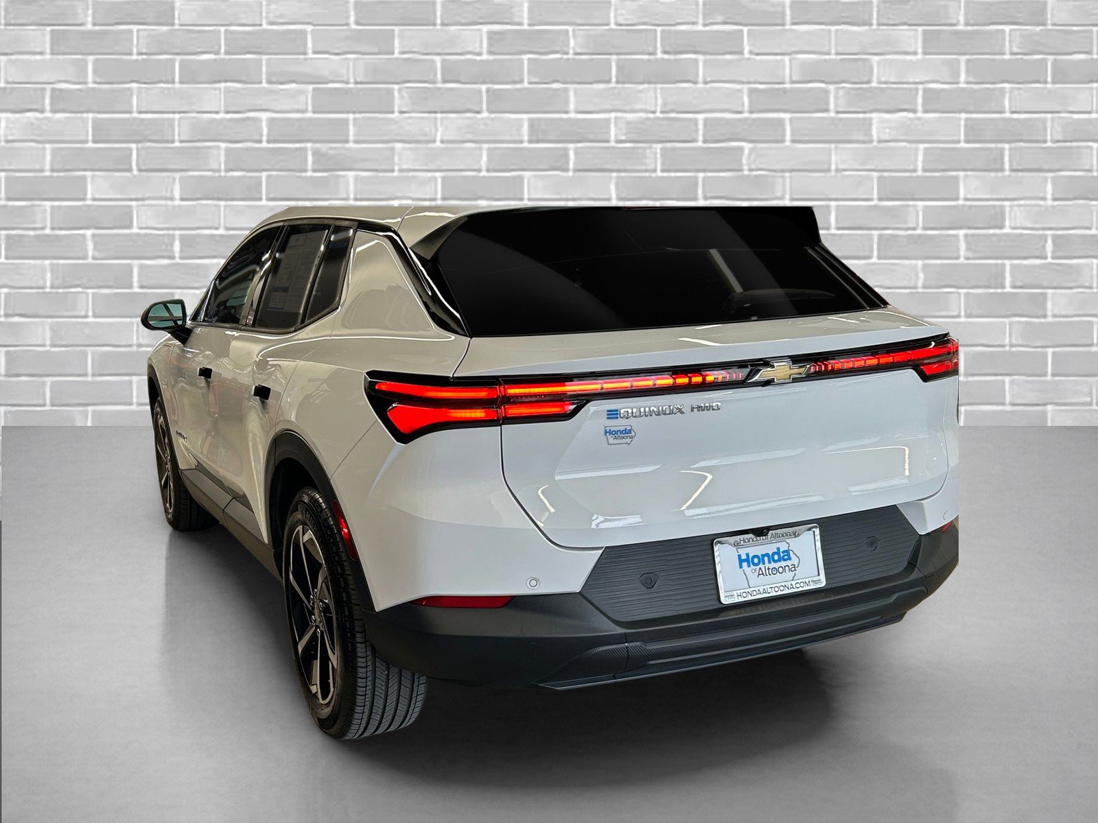 Used 2025 Chevrolet Equinox EV LT w/ Comfort Package image 2