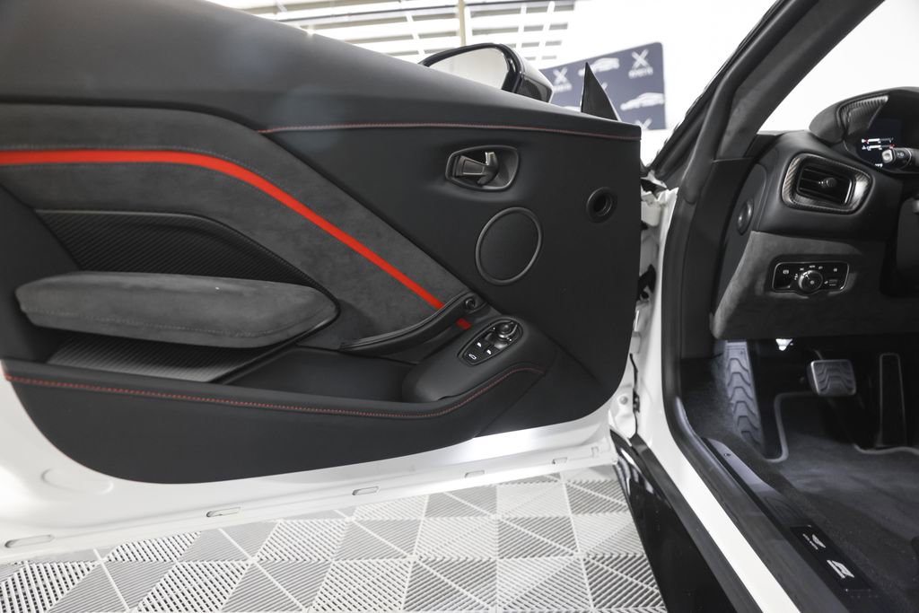 Used 2023 Aston Martin V8 Vantage Coupe RWD image 30