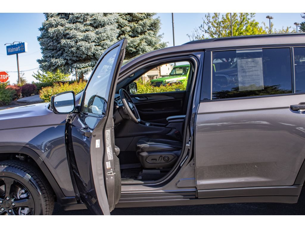 Used 2023 Jeep Grand Cherokee L Laredo AWD/4WD image 31