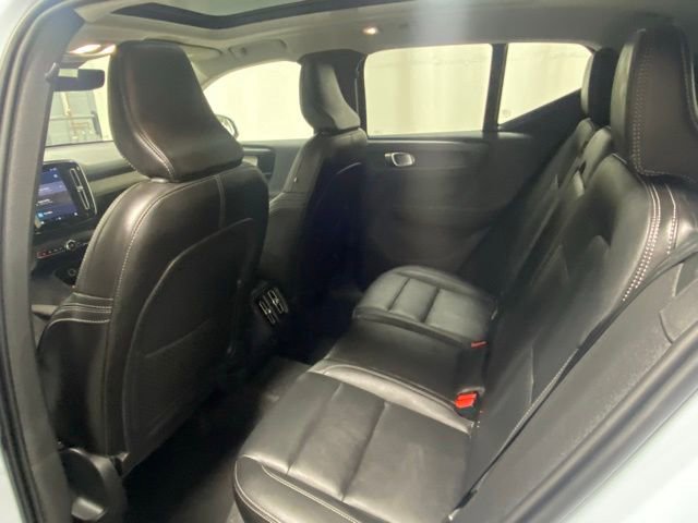 Used 2025 Volvo XC40 B5 Core image 11