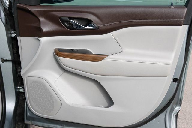 Used 2023 GMC Acadia SLE w/ Driver Convenience Package image 17