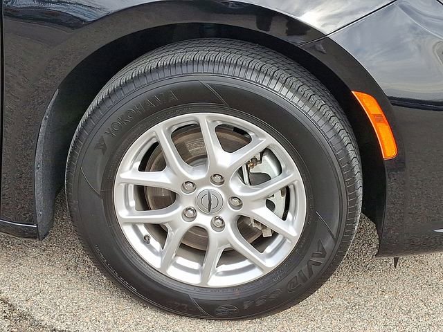 Used 2025 Chrysler Pacifica Select image 8