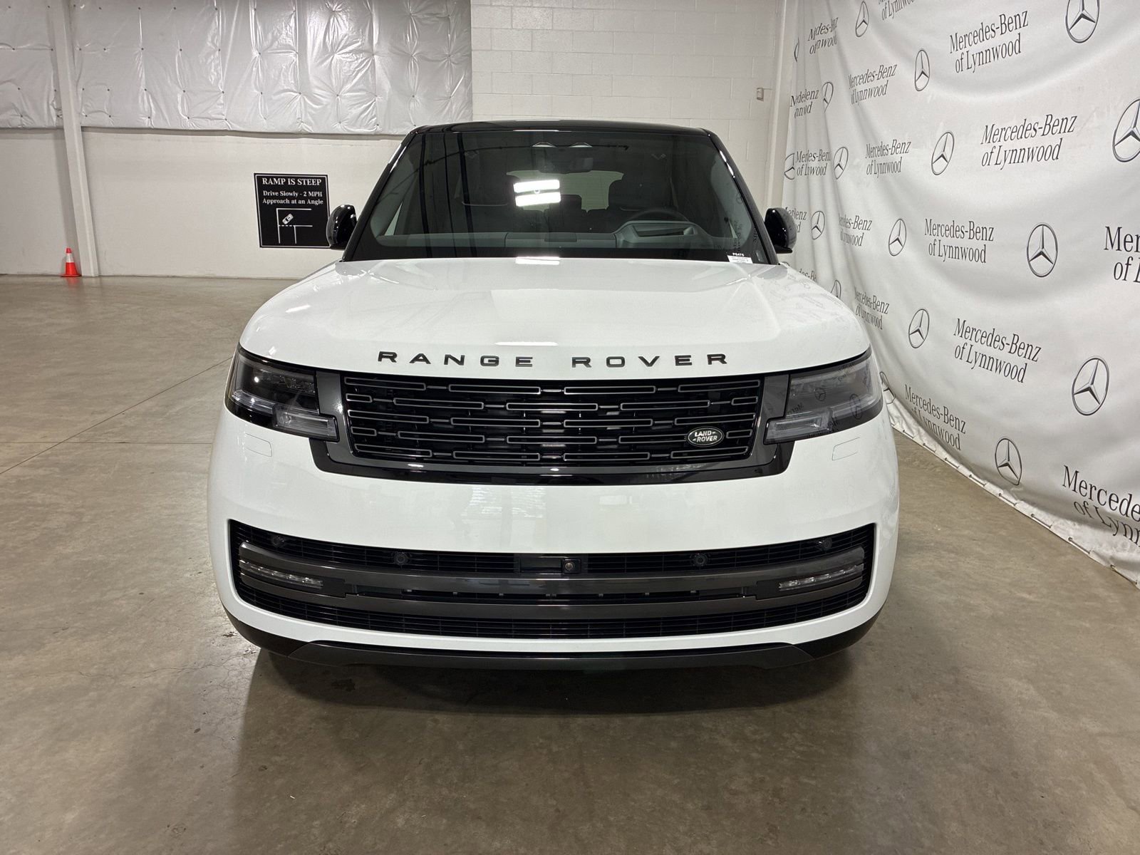 Used 2025 Land Rover Range Rover SE AWD/4WD image 2