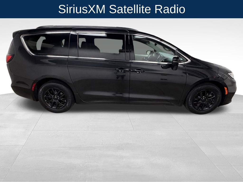 Used 2022 Chrysler Pacifica Touring-L w/ Uconnect Theater Family Group FWD image 13
