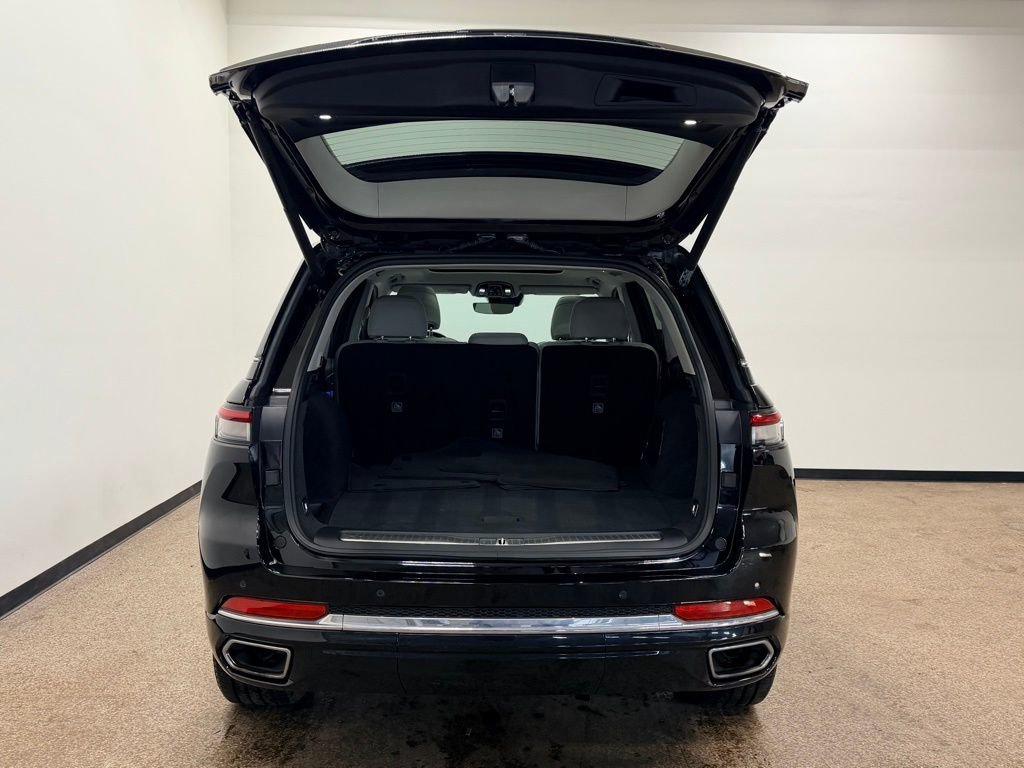 Used 2022 Jeep Grand Cherokee Overland AWD/4WD image 5