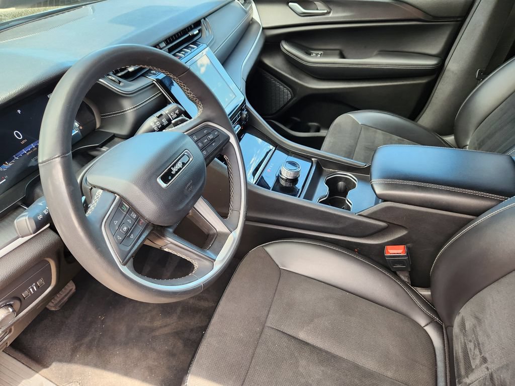 Used 2025 Jeep Grand Cherokee Altitude AWD/4WD image 7