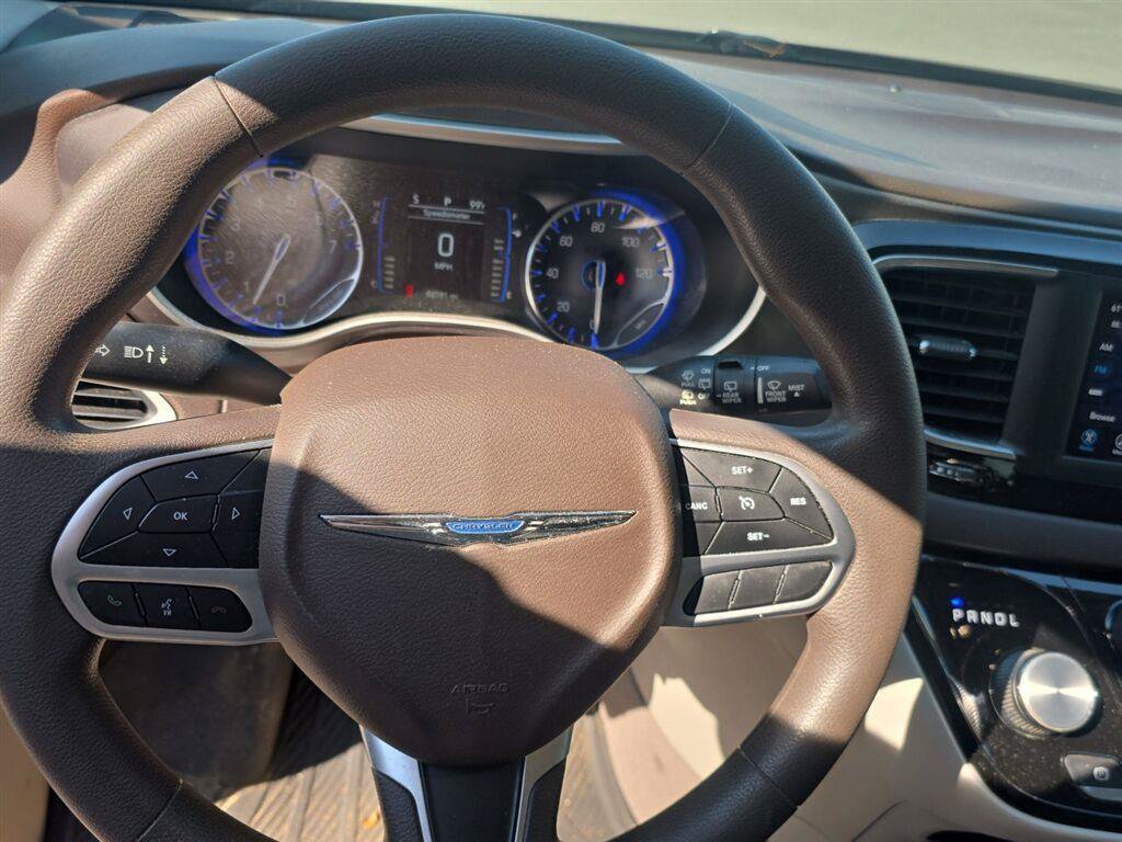 Used 2018 Chrysler Pacifica Touring Plus FWD image 12