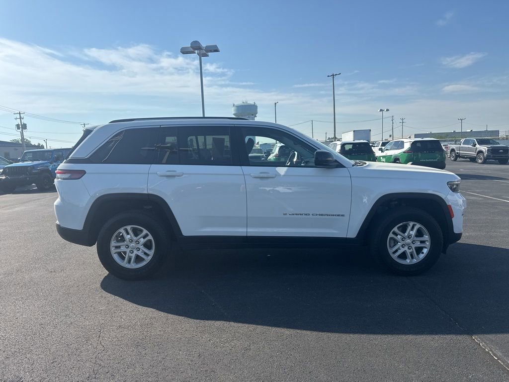 Used 2023 Jeep Grand Cherokee Laredo AWD/4WD image 4