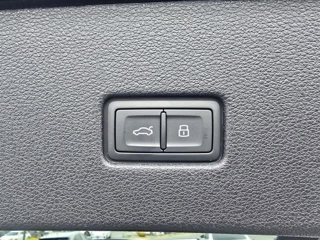 Used 2025 Audi Q8 Prestige w/ Prestige Package image 15