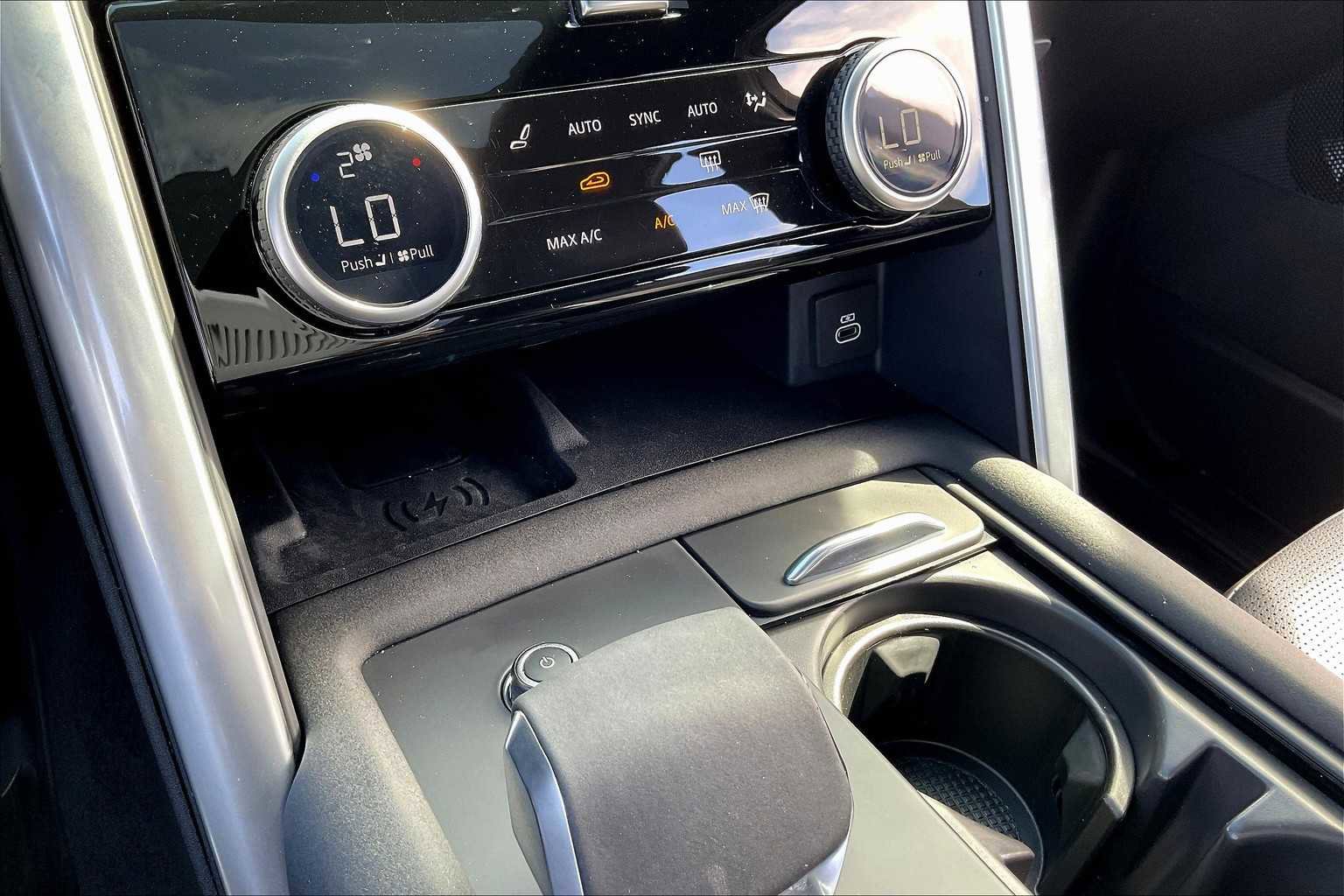 Used 2025 Land Rover Discovery S image 37