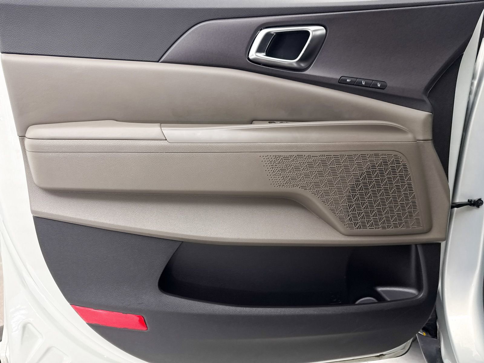 Certified 2025 Kia Carnival EX image 32