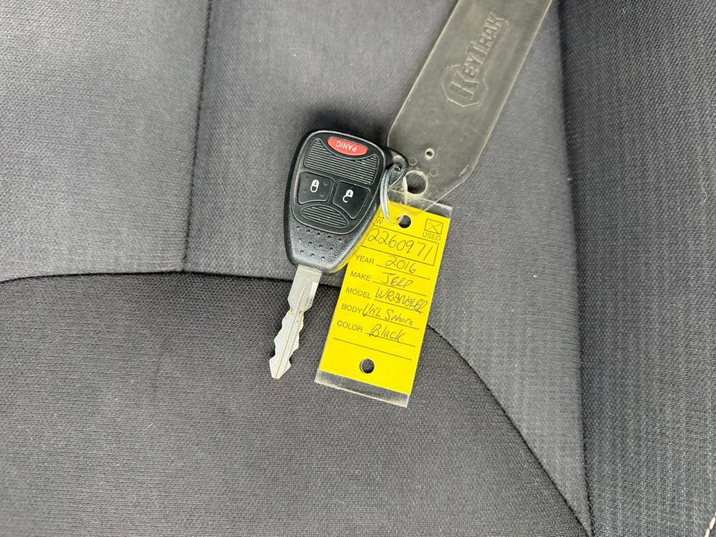 Used 2016 Jeep Wrangler Unlimited Sahara w/ Connectivity Group image 23