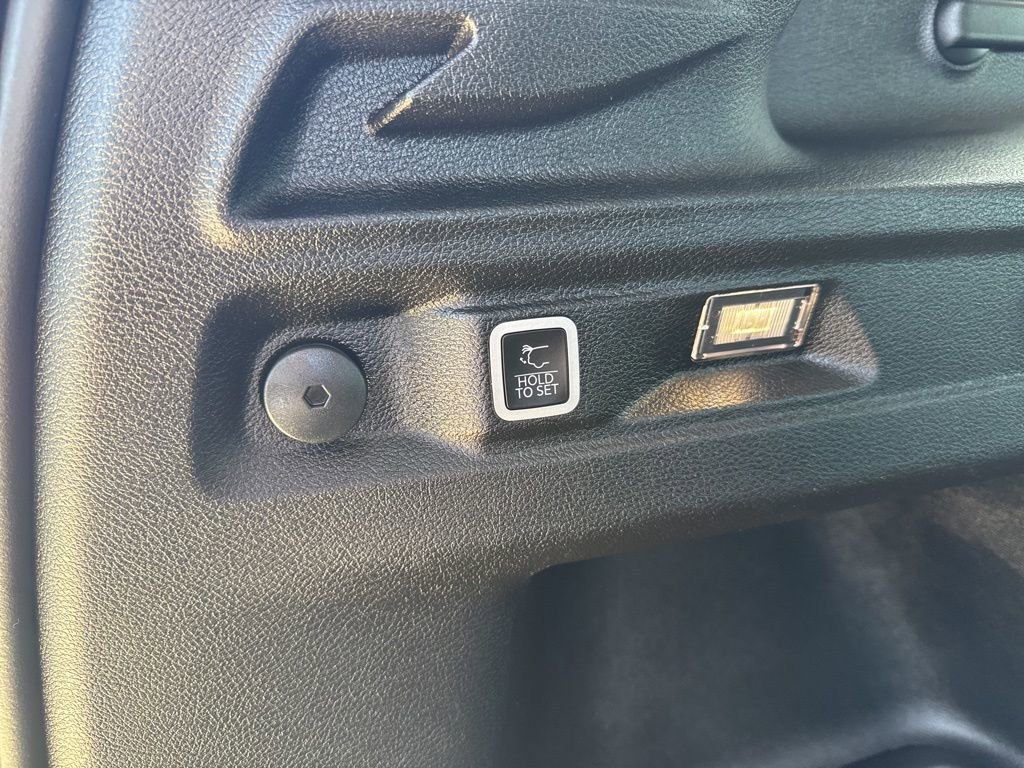 Used 2023 Jeep Grand Cherokee L Limited w/ Black Appearance Package image 21