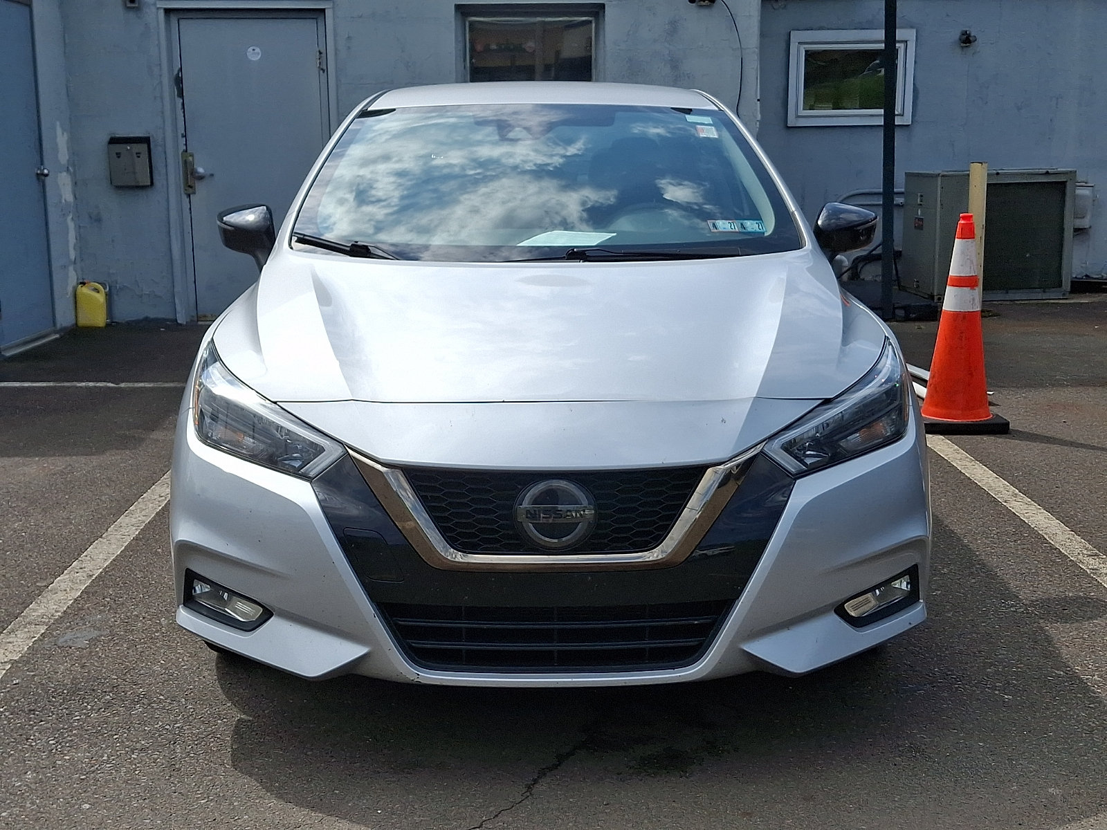 Used 2020 Nissan Versa SR FWD image 2