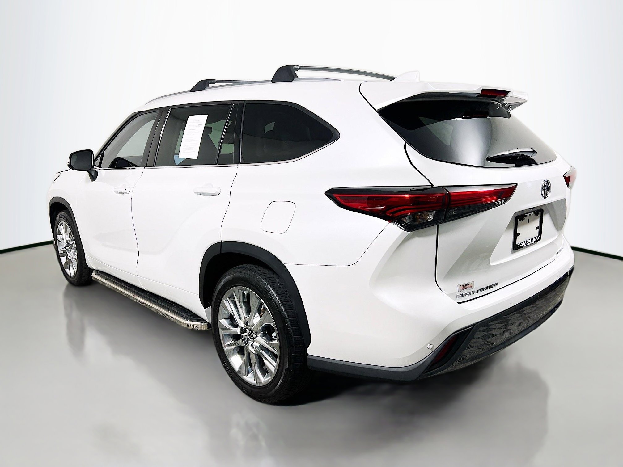 Used 2023 Toyota Highlander Limited FWD image 8