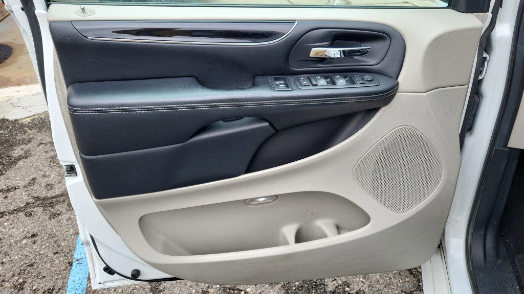 Used 2019 Dodge Grand Caravan SXT image 15