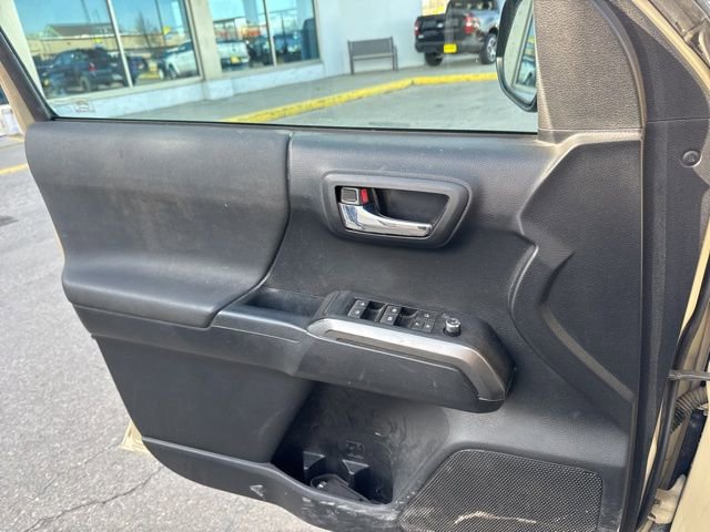 Used 2017 Toyota Tacoma TRD Sport w/ Tow Package (A/T) image 12