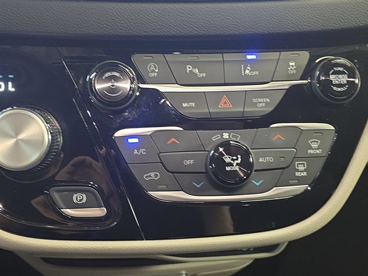 Used 2024 Chrysler Pacifica Touring-L FWD image 25