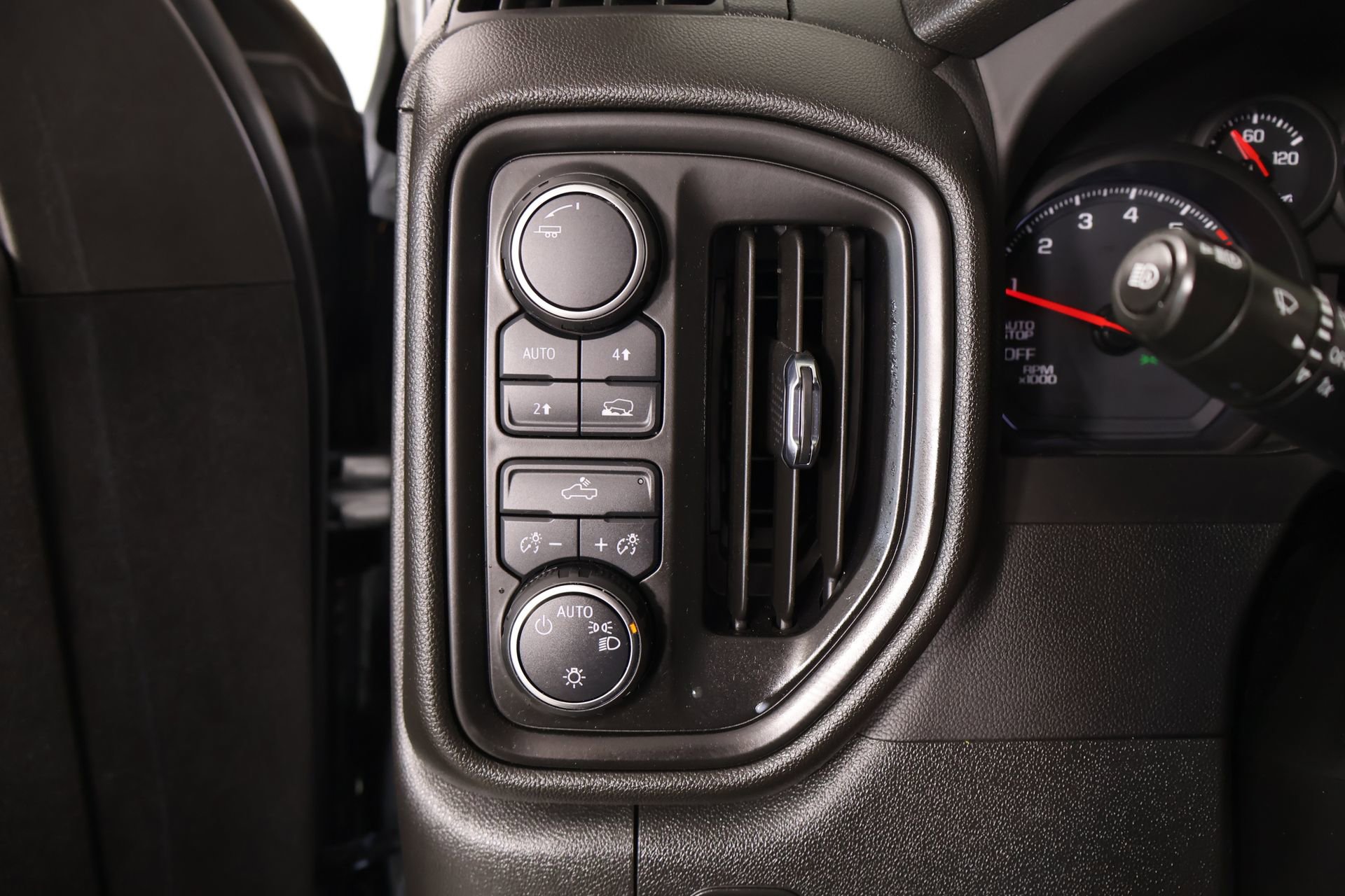 Used 2023 Chevrolet Silverado 1500 Custom AWD/4WD image 7