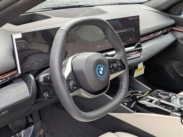 New 2026 BMW i5 eDrive40 w/ Premium Package AWD/4WD video 3