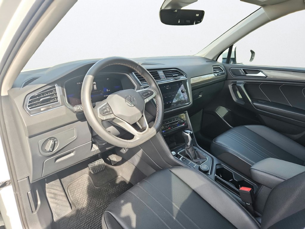 Certified 2022 Volkswagen Tiguan SE w/ Panoramic Sunroof Package AWD/4WD image 10