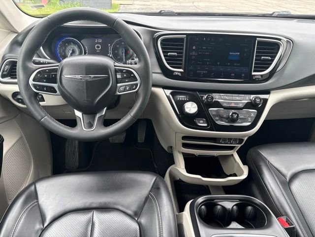 Used 2023 Chrysler Pacifica Touring-L FWD image 3