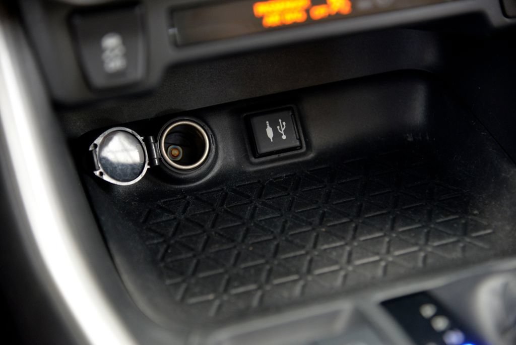 Used 2019 Toyota RAV4 LE FWD image 25