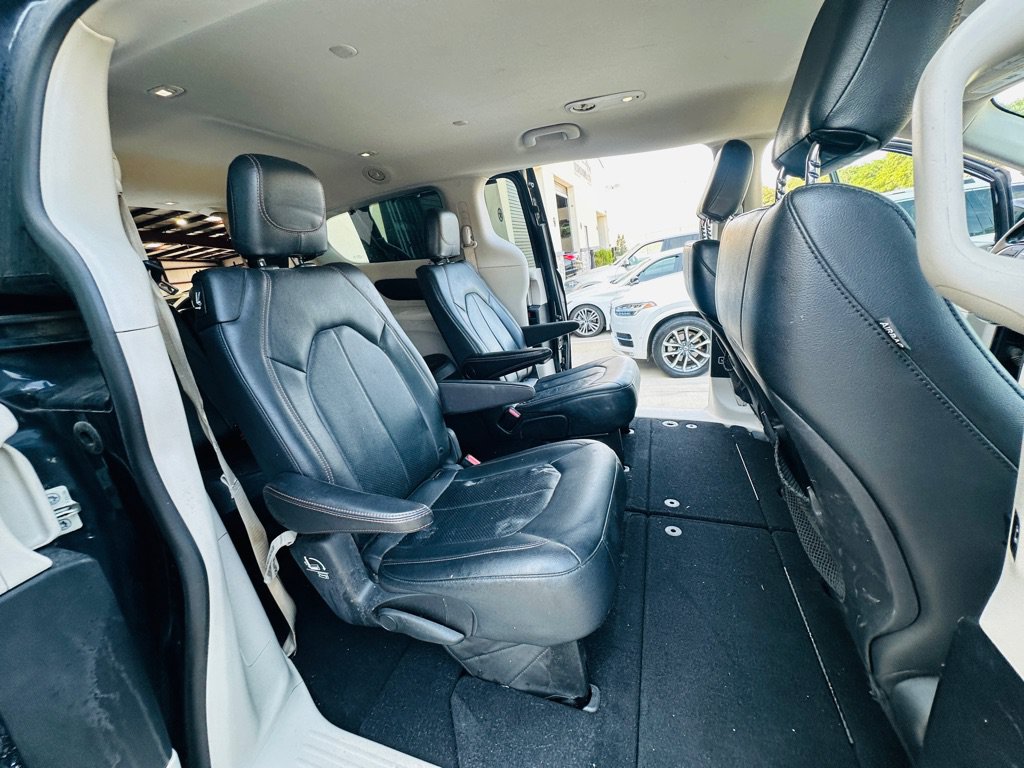 Used 2019 Chrysler Pacifica Touring-L FWD image 27