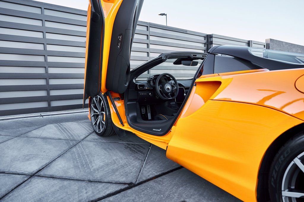 Used 2025 McLaren Artura Spider RWD image 39