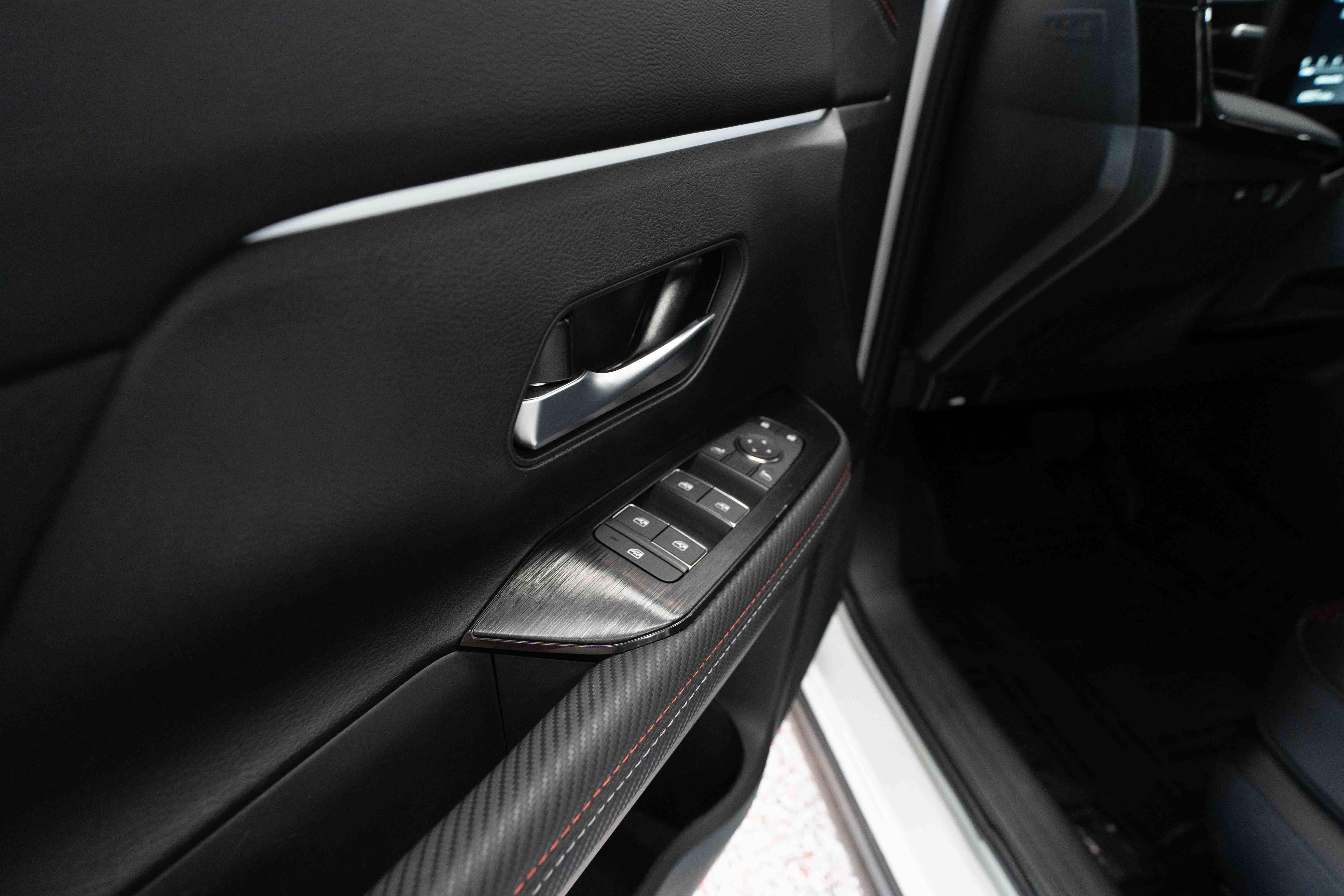 Used 2026 Nissan Kicks SR FWD image 7