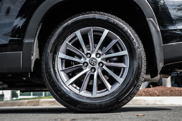 Used 2019 Toyota Highlander XLE AWD/4WD image 17