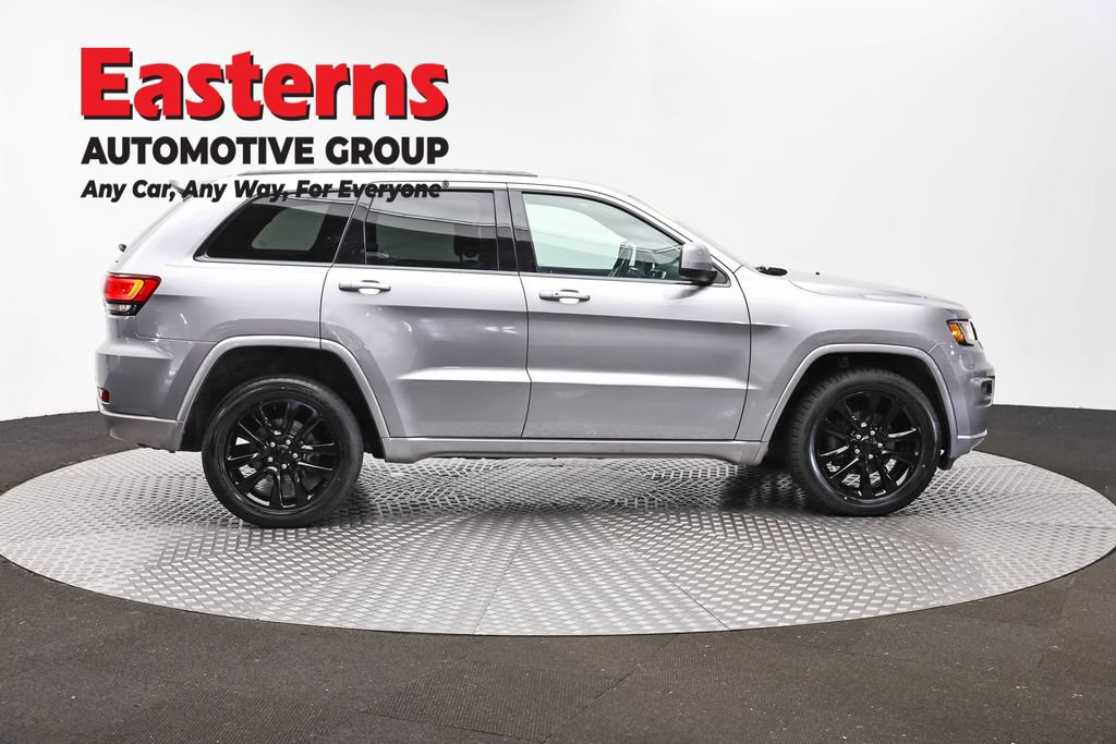 Used 2017 Jeep Grand Cherokee Altitude AWD/4WD image 4