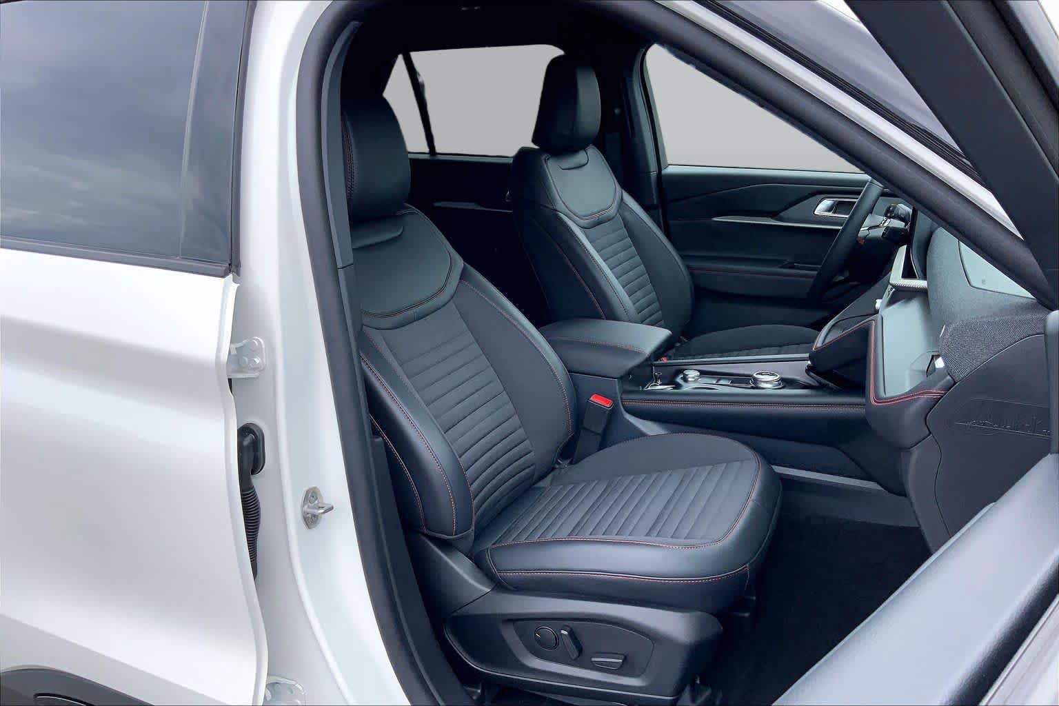 Certified 2025 Ford Explorer ST-Line w/ Premium Package RWD image 9
