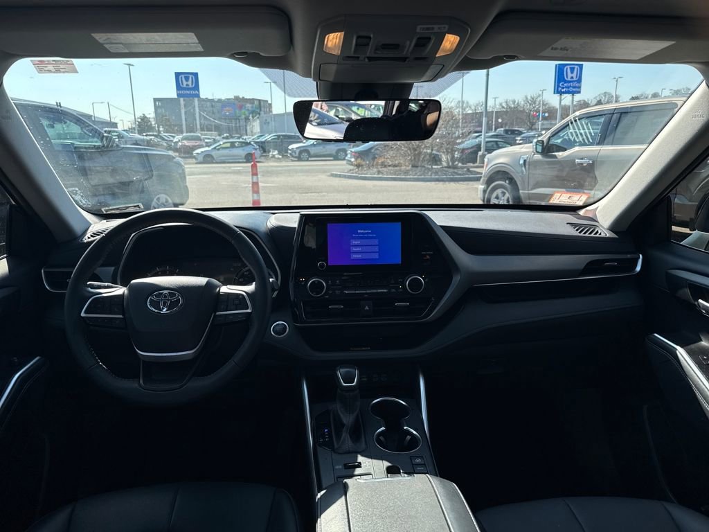 Used 2025 Toyota Highlander XLE image 13