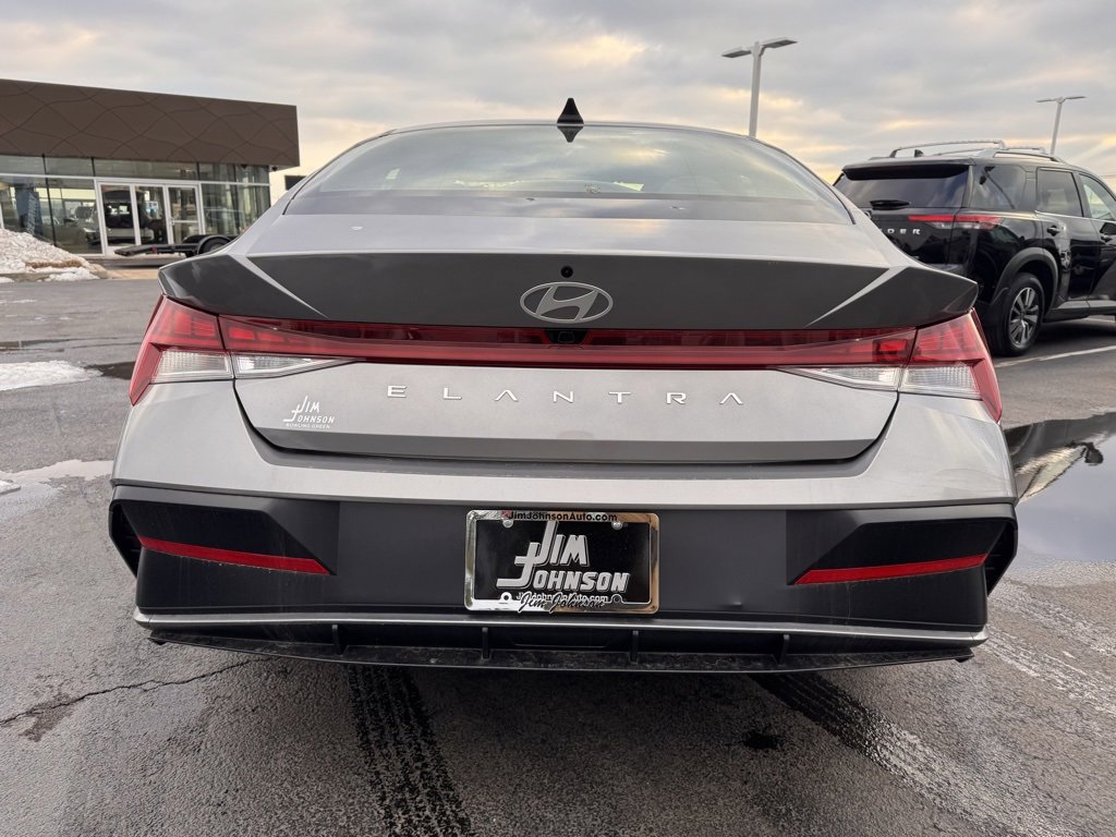 Used 2024 Hyundai Elantra SEL w/ Convenience Package image 4