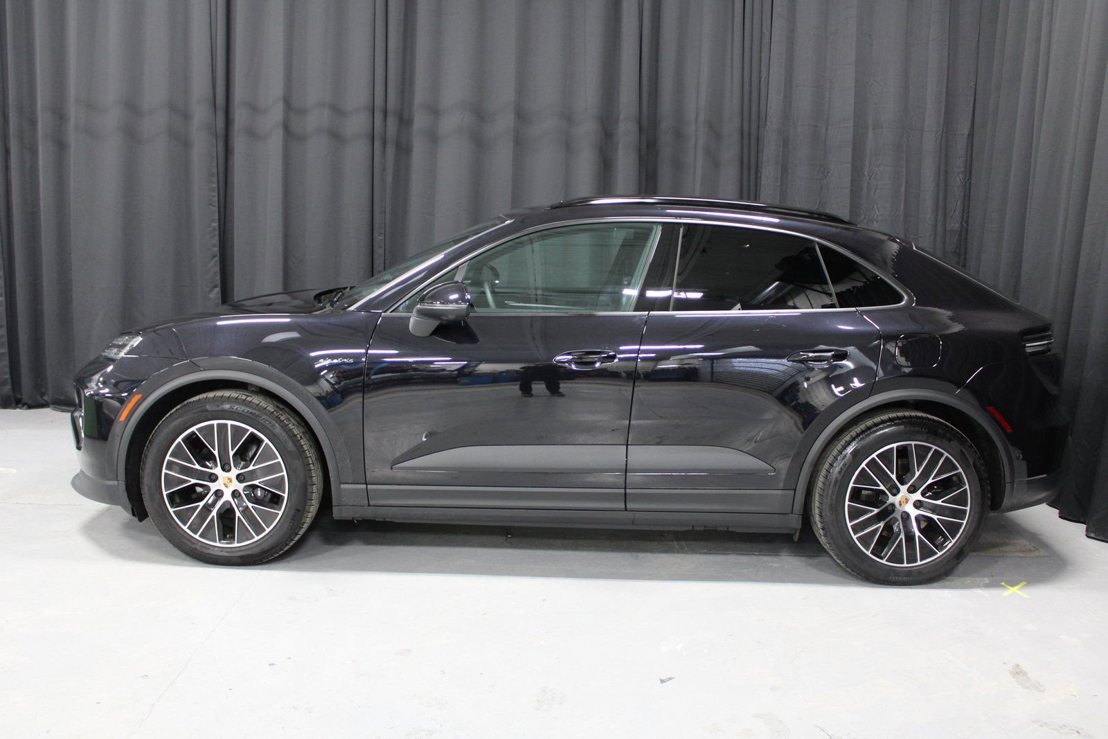 Certified 2025 Porsche Macan Electric image 2