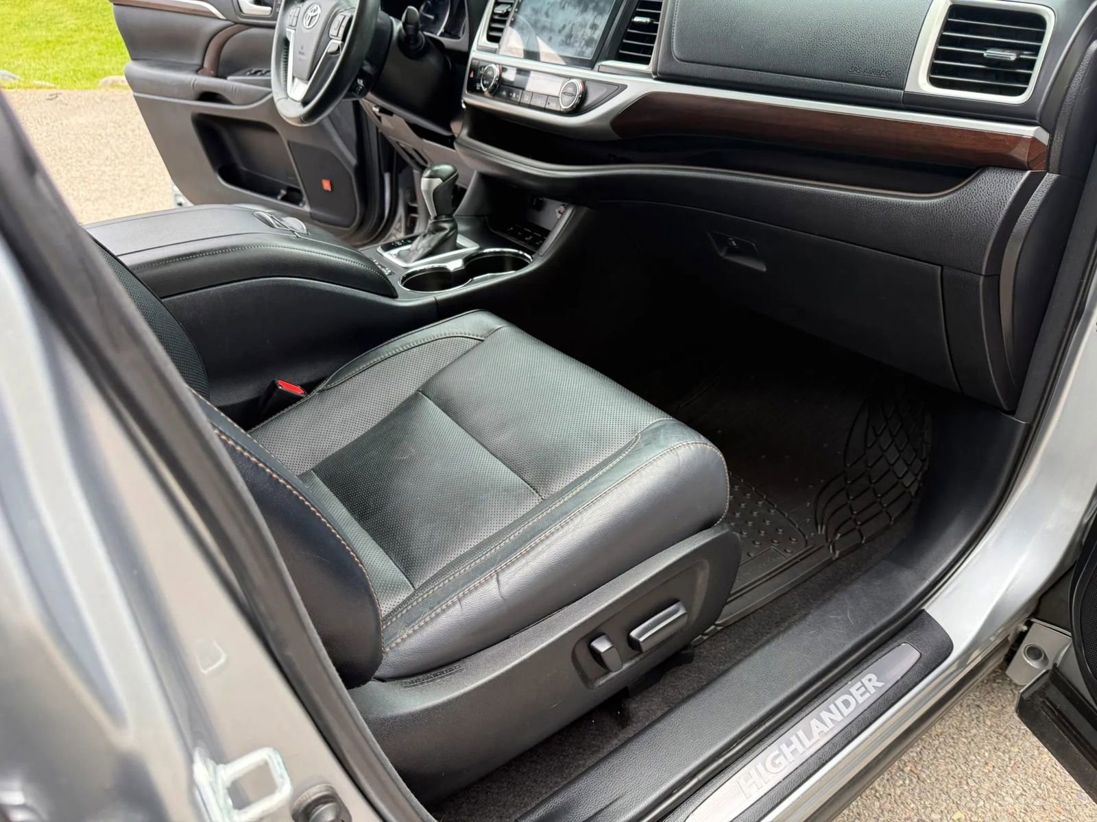 Used 2015 Toyota Highlander Limited w/ Driver Technology Package AWD/4WD image 13